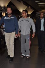 Salman Khan return from Dubai after performing at Ahlan Bollywood show in Airport, Mumbai on 3rd Dec 2012 (4).JPG